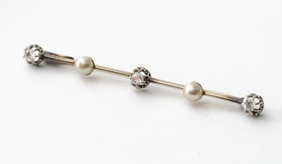 trois barrettes ornées de perles et de diamants sur fond blanc