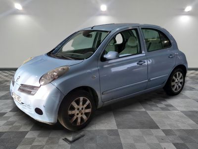 la photo d'une petite voiture bleue garée dans un garage