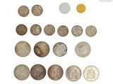 une image représentant un ensemble de pièces de monnaie variées posées sur une surface blanche