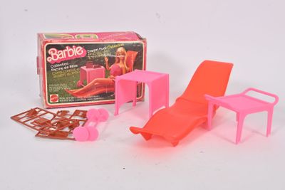 Ensemble de mobilier pour maison de poupée Barbie comprenant un fauteuil, une table et une chaise