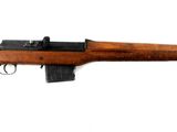 un vieux fusil avec un canon en bois sur fond blanc