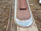un long banc en bois avec un plateau en métal rouillé