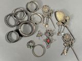 de nombreuses bagues en argent et d'autres bijoux posés sur une table