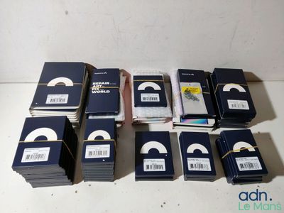 un grand nombre de livres posés sur une table