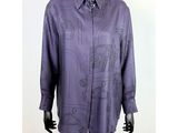 un t-shirt violet pour femme, avec un motif sur le devant