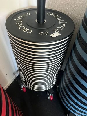 une pile d'assiettes en noir et blanc et un parapluie noir et blanc