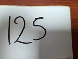 un bout de papier sur lequel est inscrit le chiffre vingt, posé sur une table