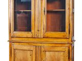 une image d'une armoire en bois avec des portes en verre