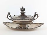 un plat ancien en argent avec un couvercle, sur fond blanc