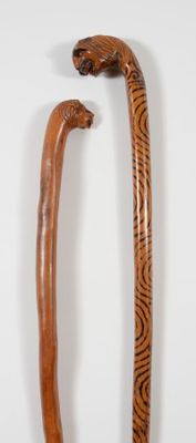 Deux cannes décoratives à fût en bois naturel, l'un décoré à chaud de 