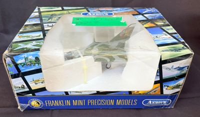 une boîte contenant une maquette d'avion
