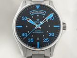 gros plan d'une montre-bracelet sur une surface blanche