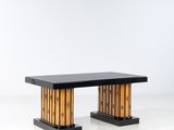 une image représentant une table en bois avec un plateau noir posée sur une surface blanche