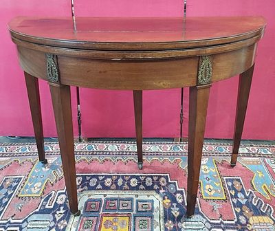 une petite table en bois surmontée d'un tiroir