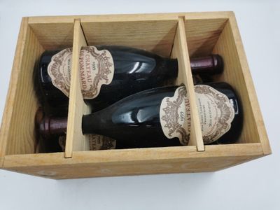 trois bouteilles de vin dans un coffret en bois
