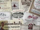 beaucoup de bouteilles de vin sur la table