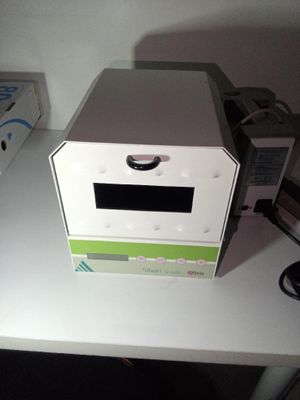 un micro-ondes posé sur une table, à côté d'une boîte