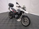 une moto blanche et noire garée dans une pièce