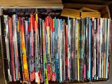 une boîte pleine de livres posée sur une table