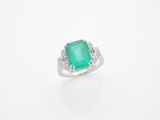 une bague en émeraude et diamant