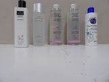 de nombreux types de produits de soins de la peau sur une table