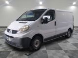 la photo d'une camionnette blanche garée dans un garage
