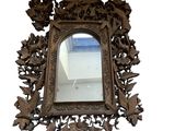 un miroir accroché au mur