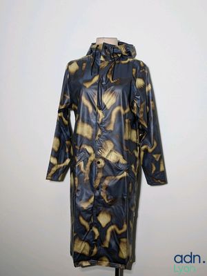 une photo d'un imperméable pour femme posé sur un mannequin