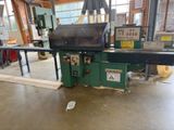 une machine qui se trouve dans une pièce où il y a beaucoup de bois