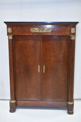 MEUBLE en acajou moucheté à colonnes détachées ouvrant par 2…