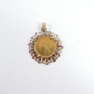 gros plan d'une pièce d'or sur une surface blanche