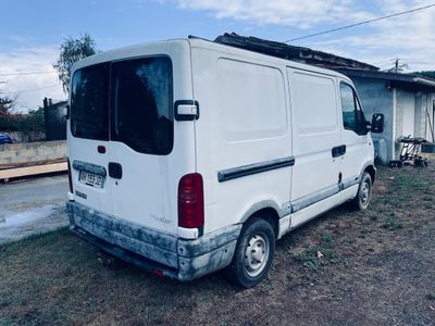 une camionnette blanche garée dans la cour