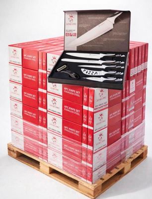 une pile de boîtes rouges surmontée d'un couteau