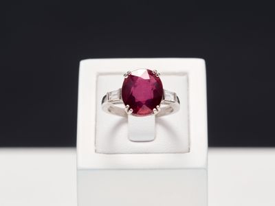 Bague en or blanc 18k 750 millièmes ornée d'un rubis de tail…