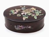 une boîte en bois ornée d'un motif floral