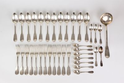 beaucoup de cuillères en argent et de cuillères sur la table