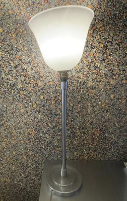 une lampe posée sur une table dans une pièce