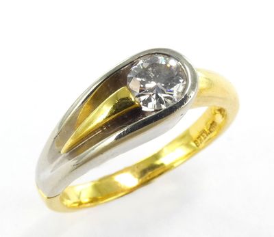 Gros plan sur une bague surmontée d'un diamant