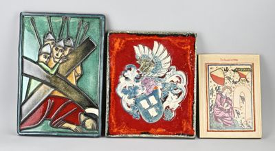 trois petites boîtes ornées de peintures, placées les unes à côté des autres