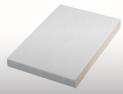 un gros plan d'une feuille de papier blanc sur fond blanc