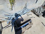 une photo montrant une grosse pièce de métal posée sur un tas de bois
