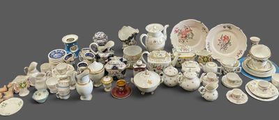 de nombreux modèles différents d'assiettes, de tasses et de soucoupes en porcelaine
