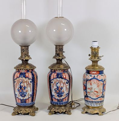 deux lampes sont posées l'une à côté de l'autre sur une surface blanche