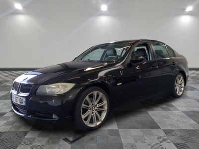 une photo d'une voiture bmw noire dans une salle d'exposition