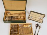 une boîte remplie d'argenterie et de cuillères posée sur une table