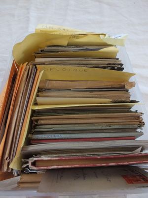 une pile de courrier posée sur une table