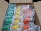 une boîte remplie de jouets en plastique de différentes couleurs