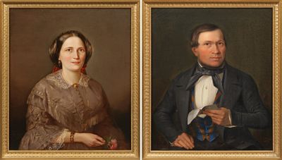 deux portraits d'un homme et d'une femme sont présentés dans un cadre en or