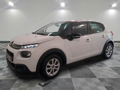 la citrole blanche est garée dans le garage sur un sol en damier