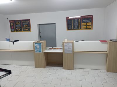 une photo d'un restaurant avec une caisse